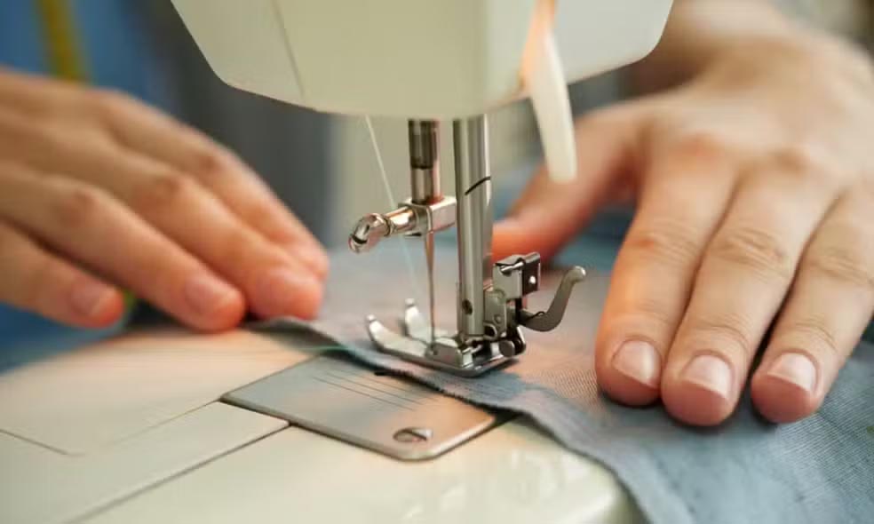 Prefeitura e Senai oferecem curso gratuito de costura industrial com bolsa de R$ 500 em distrito de Feira de Santana