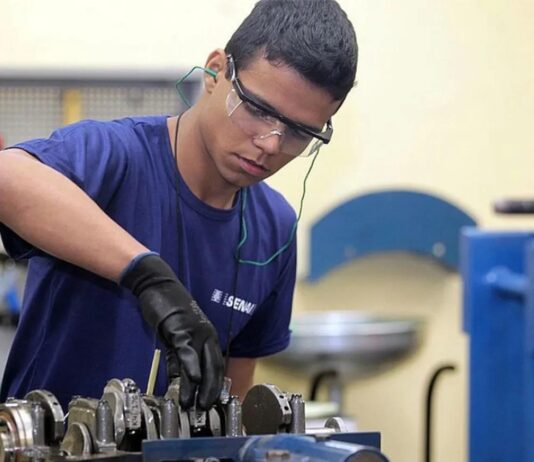 Senai abre 4,8 mil vagas de cursos técnicos na Bahia e oferece mais de 900 bolsas de estudos Senai abre 4,8 mil vagas de cursos técnicos na Bahia e oferece mais de 900 bolsas de estudos