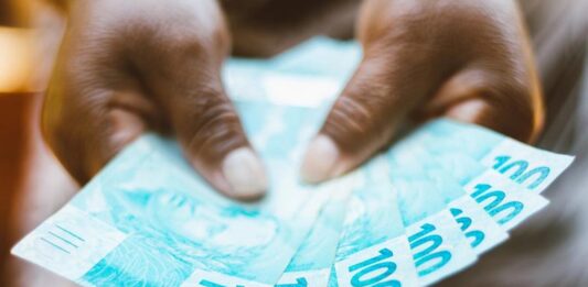 Salário mínimo pode chegar a R$ 1.717 em 2027