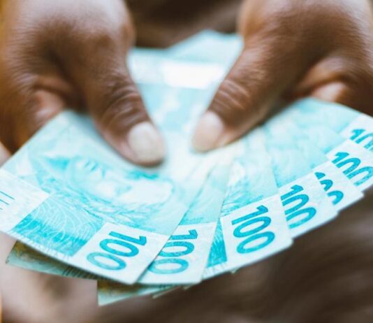 Salário mínimo pode chegar a R$ 1.717 em 2027